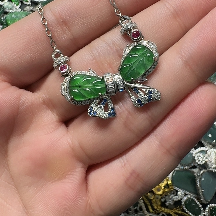 翡翠未镶嵌颈饰天然A货翡翠放漏