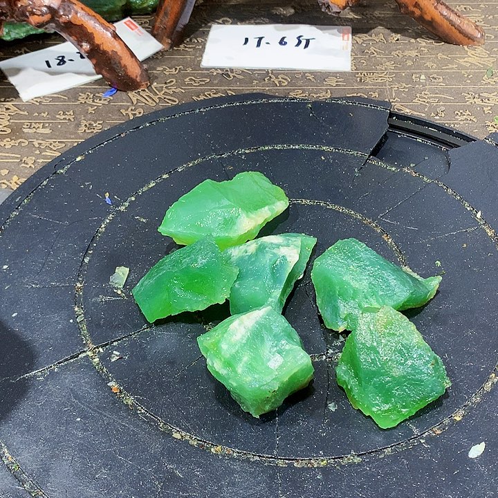 未镶嵌蛇纹石玉珠宝奇石