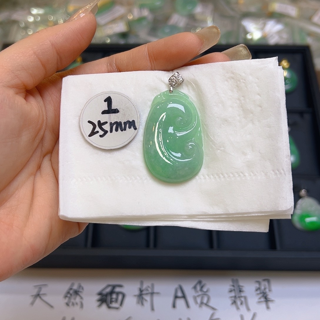 翡翠颈饰18K金镶嵌翡翠