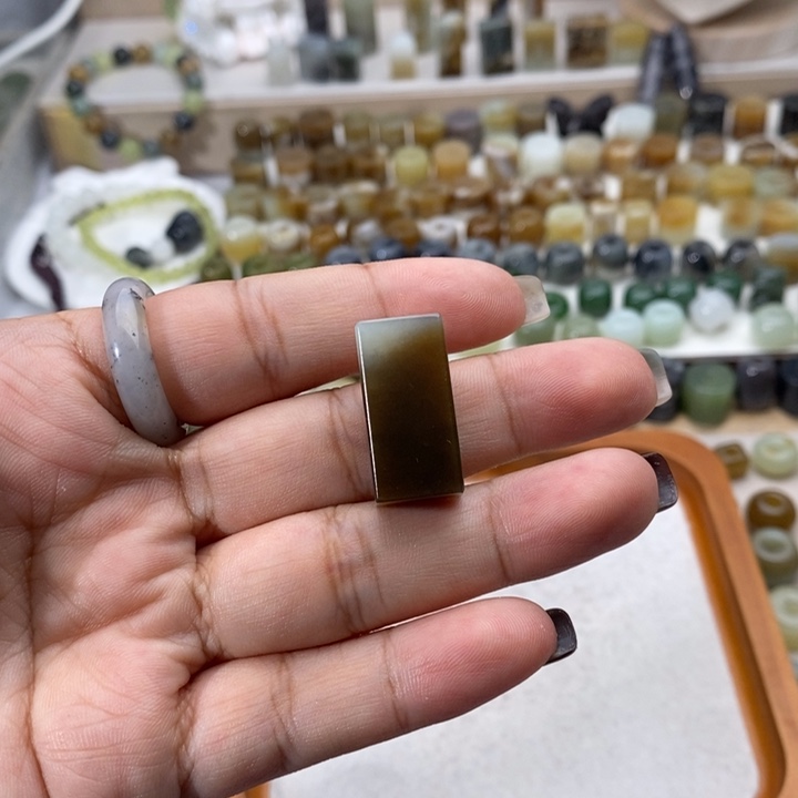 哈***呀和田玉未镶嵌颈饰买断不退换