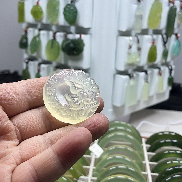 蛇纹石玉颈饰未镶嵌