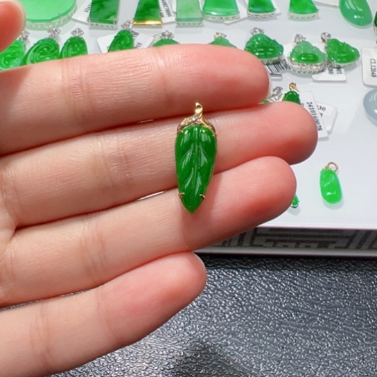 颈饰18K金镶嵌翡翠