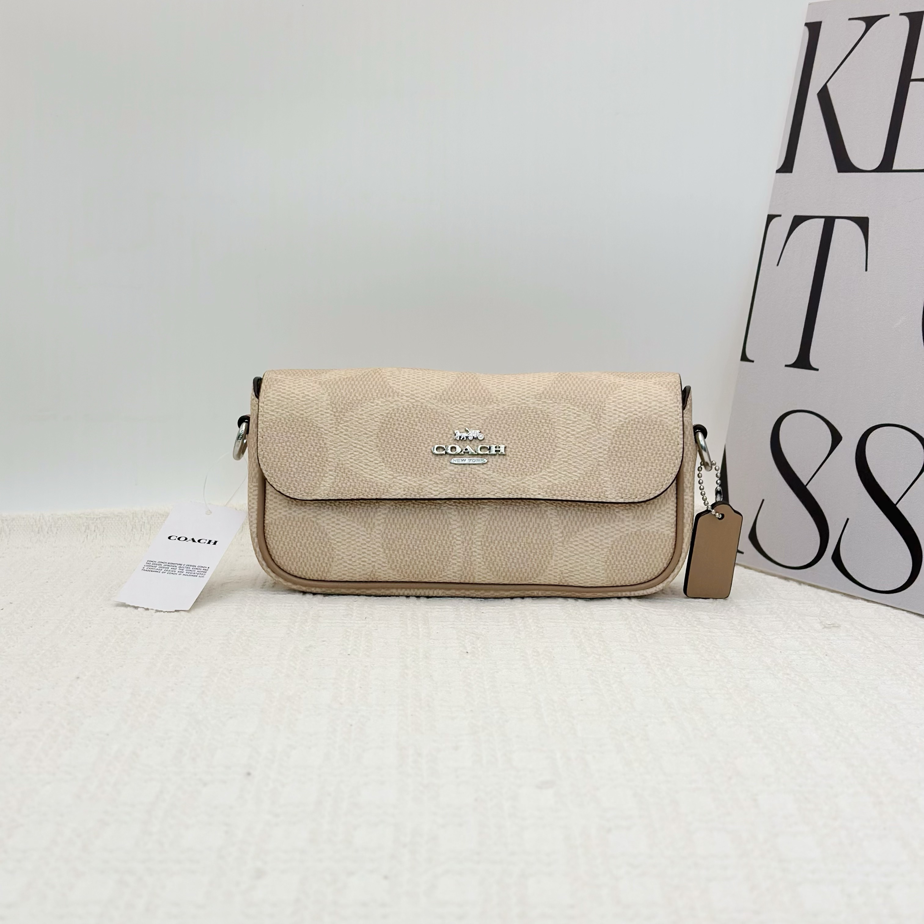 99新 COACH/蔻驰 Hailey 20翻盖米色腋下斜挎包 101