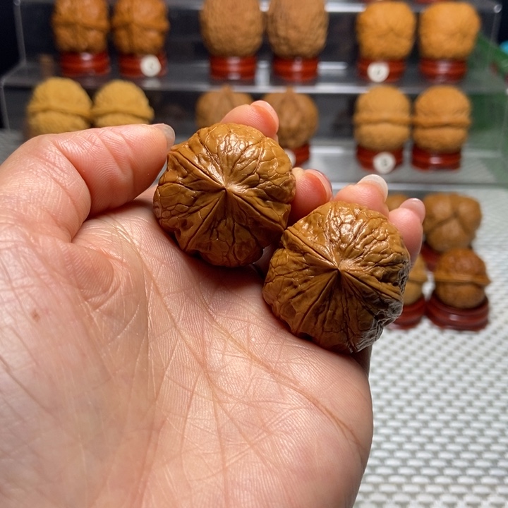 文玩核桃把件30聚宝三棱