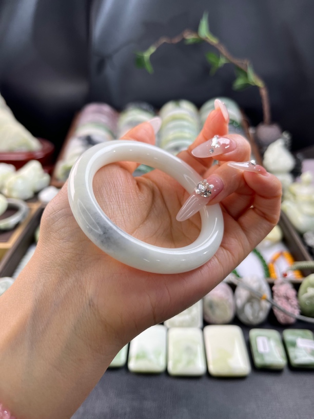 陕西西安老矿料蓝田玉白底一口墨特色手镯53.5直播间选品看细节