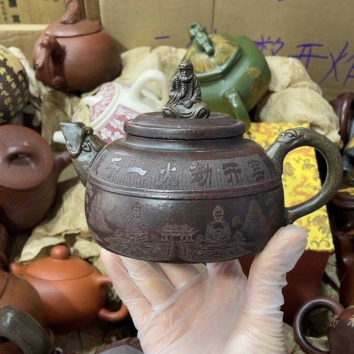 茶壶紫砂原矿泥料，手工制作的一把紫砂壶。