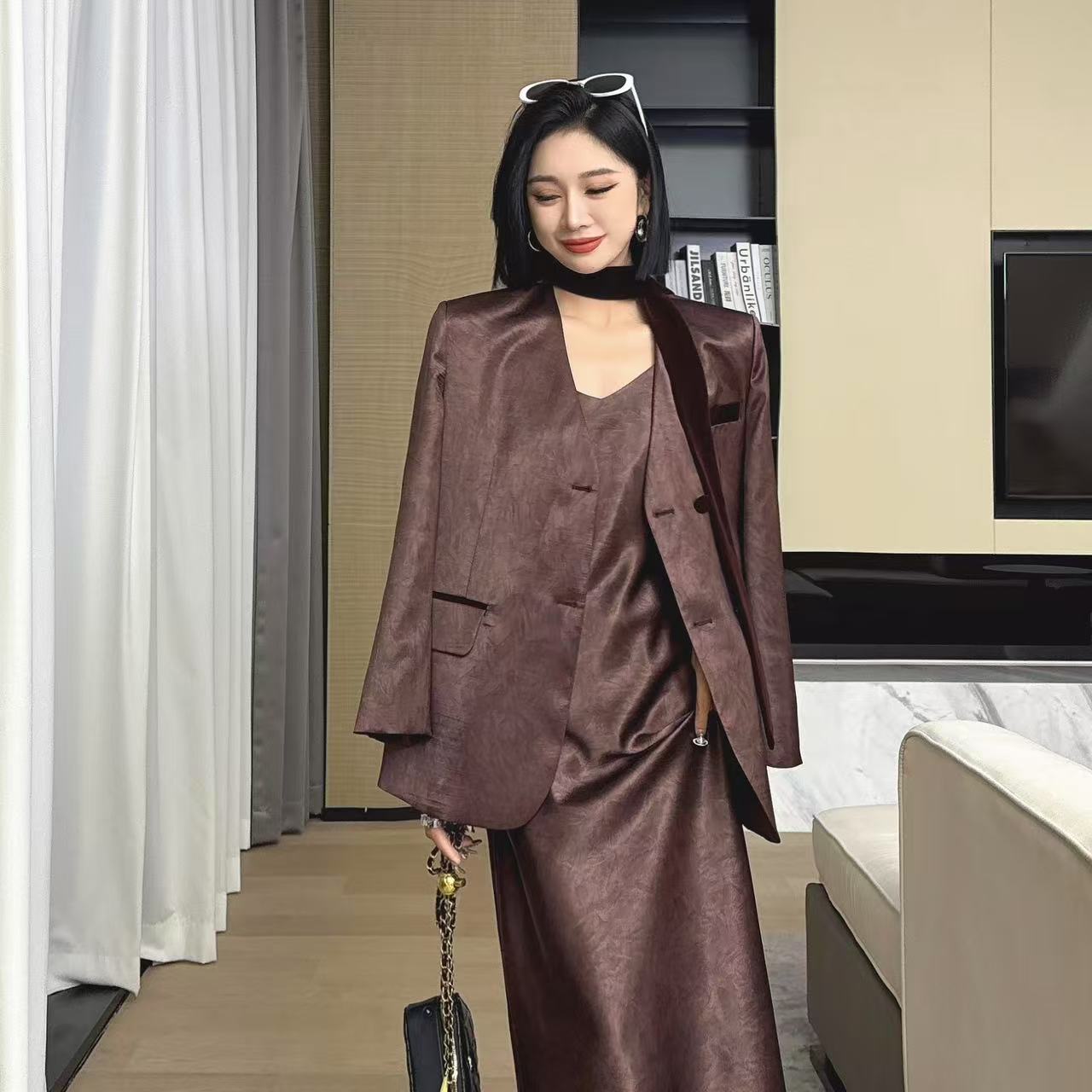 82521/135 高级感缎面裂纹西装外套女2025春季新款宽松系带 179