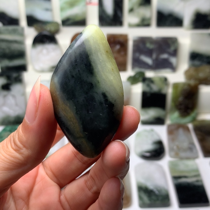 独山玉未镶嵌颈饰