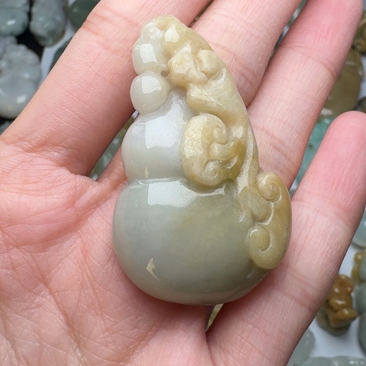 翡翠未镶嵌颈饰葫芦