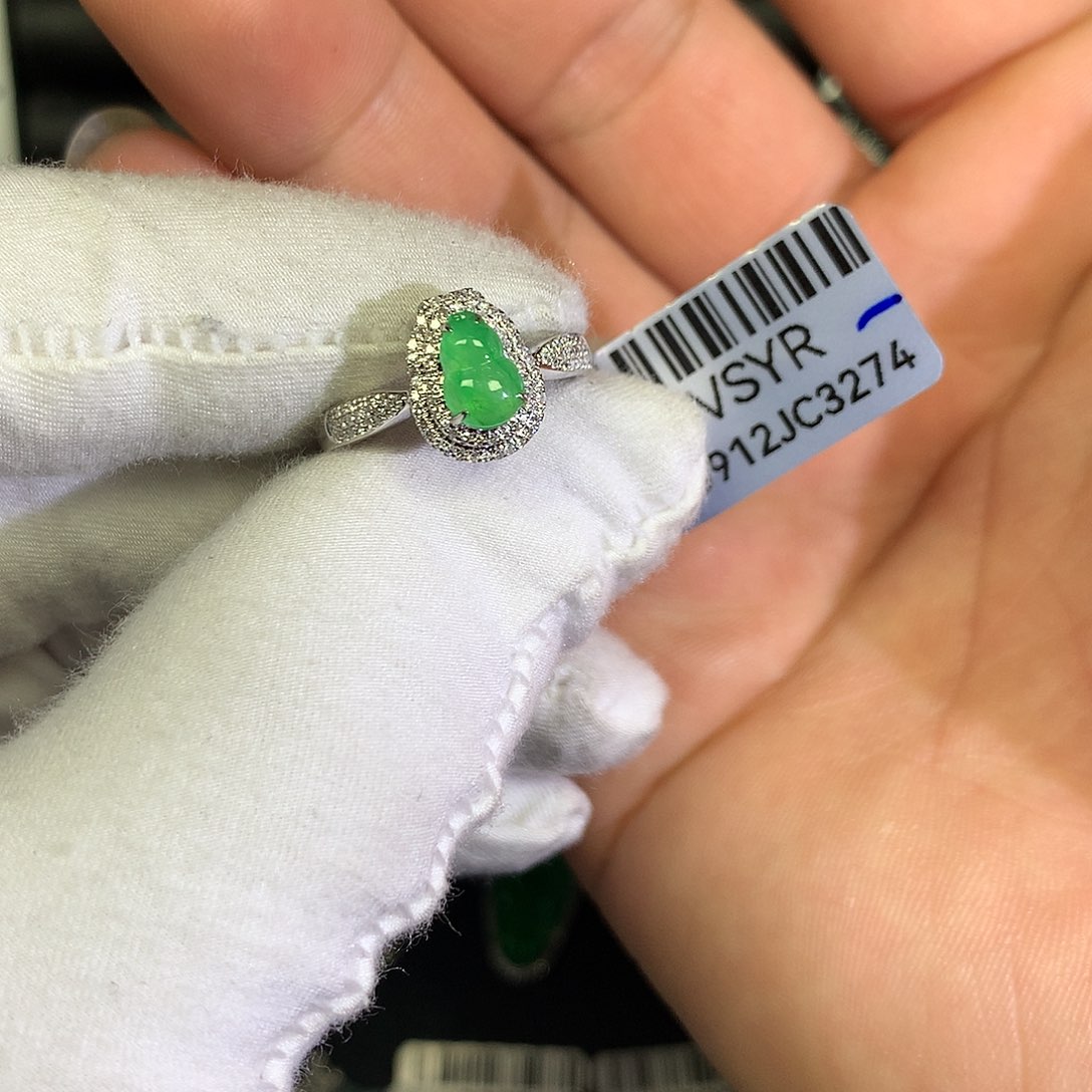 翡翠18K金镶嵌颈饰一