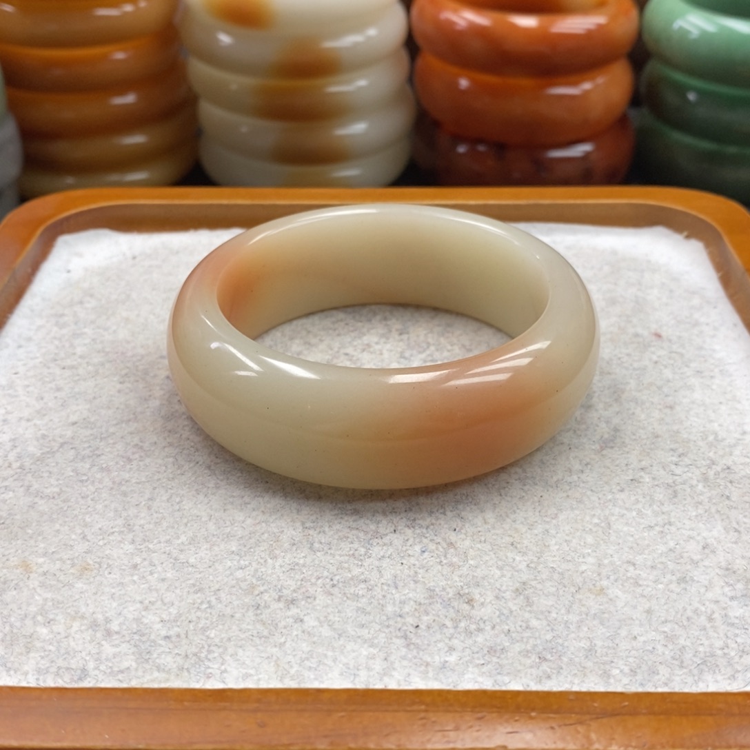 石英岩玉未镶嵌手镯（圆镯）