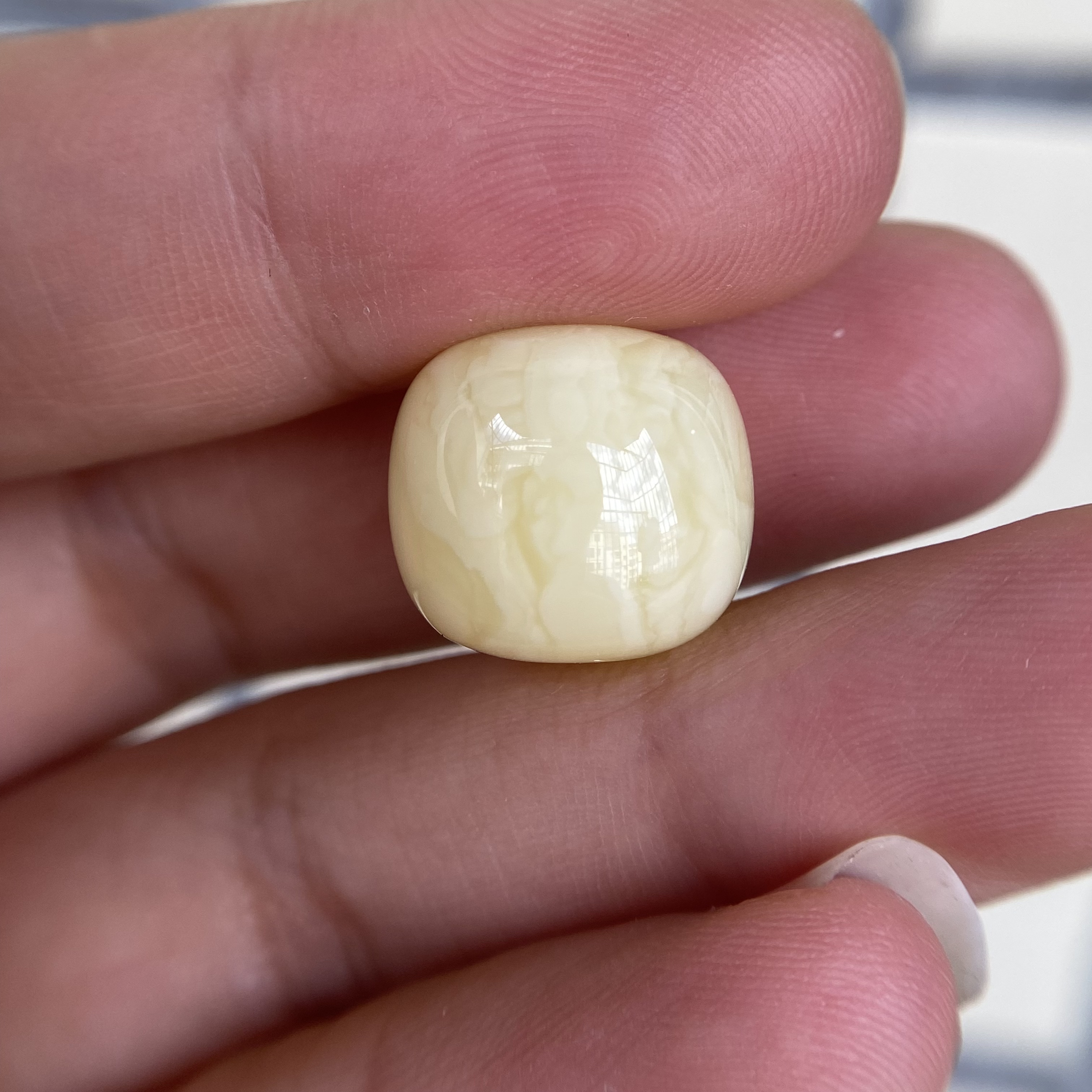 蜜蜡奶黄老型配饰14.6×13.3mm，细微点粉尘孔边小碎花，清货不退，