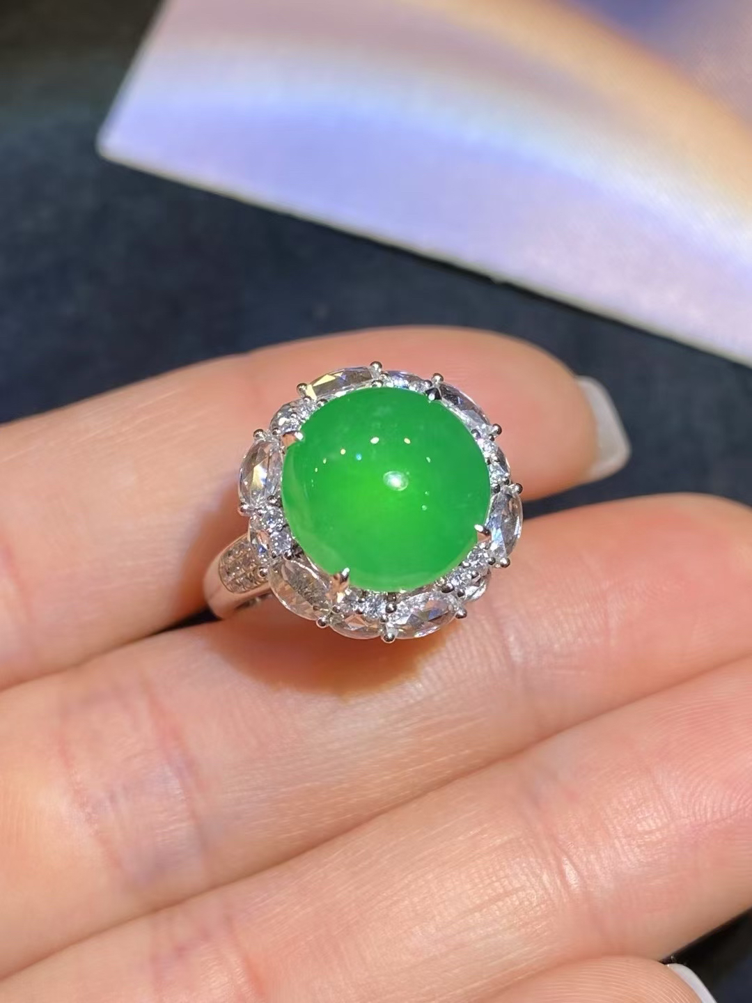 天然翡翠A货，冰阳绿蛋面