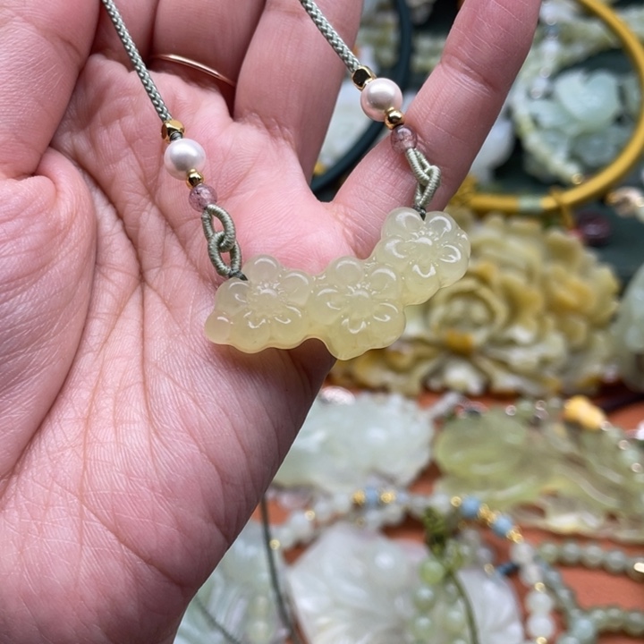 蛇纹石玉吊坠合金