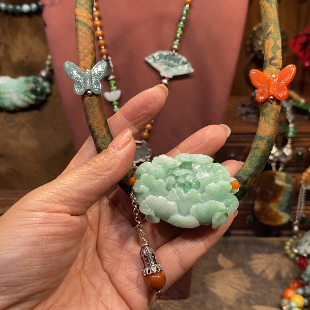 翡翠吊坠(赠链)未镶嵌