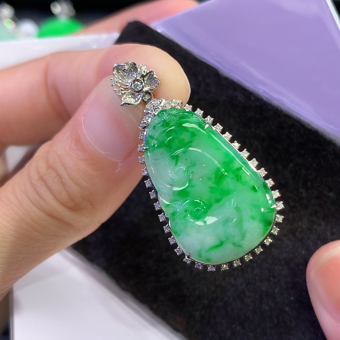 翡翠18K金镶嵌吊坠(赠链)