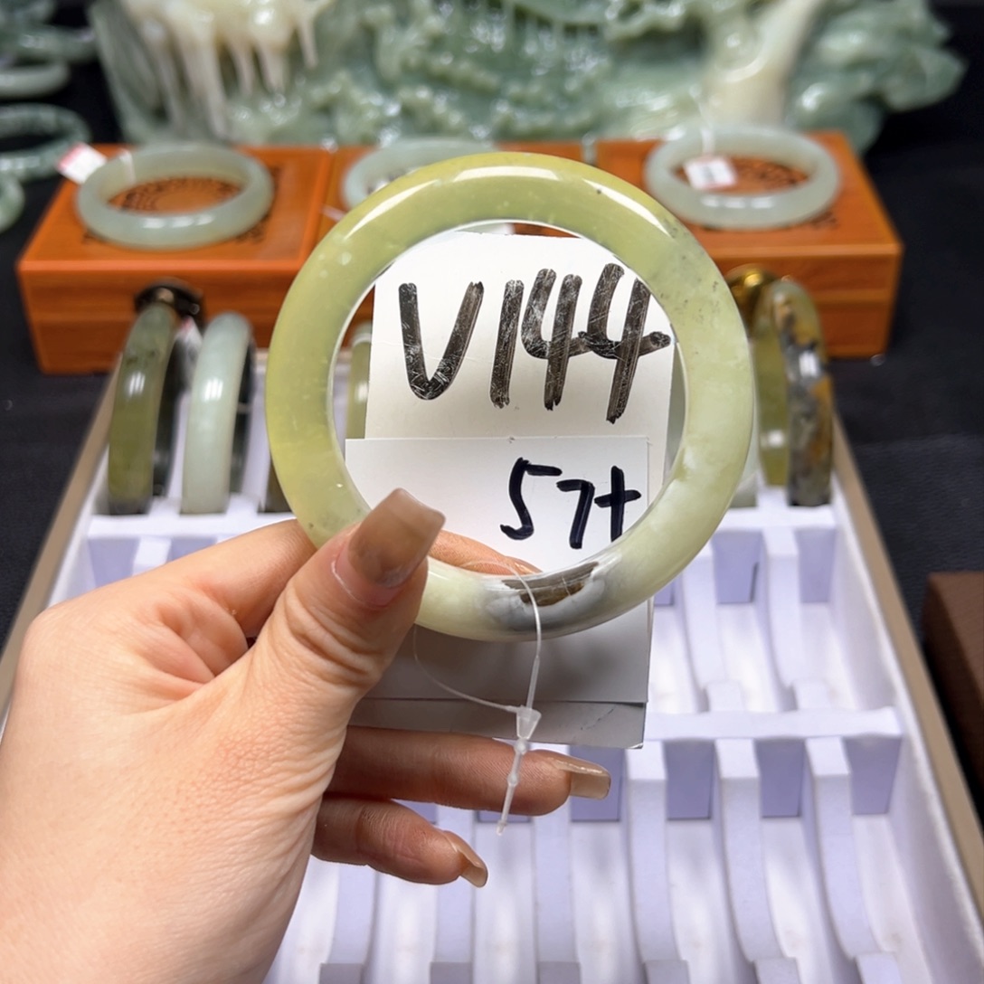 蛇纹石玉手镯未镶嵌