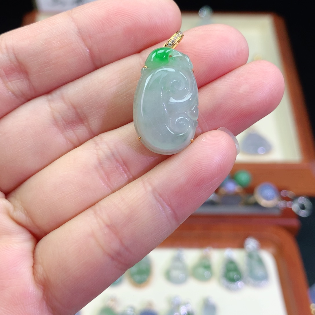 翡翠颈饰18K金镶嵌天然翡翠吊坠a货