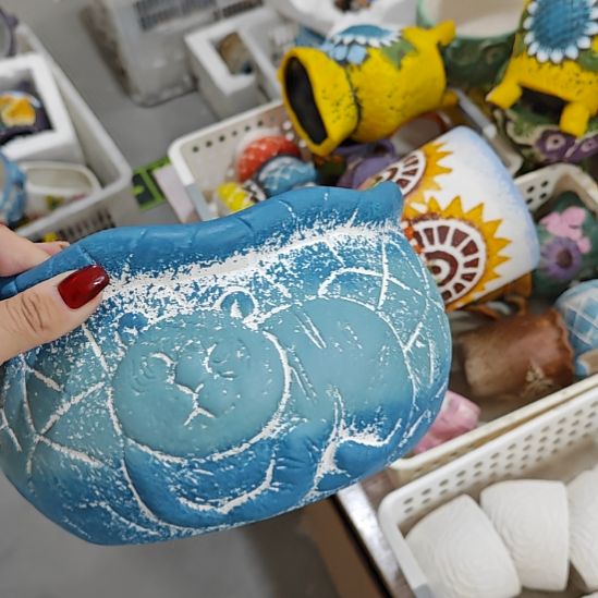 当场拍满15元发货不凑不发，花盆盆口不方不圆有针孔黑点是正常的，