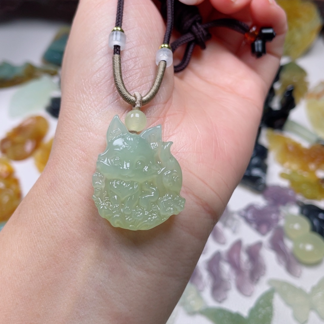 蛇纹石玉颈饰未镶嵌