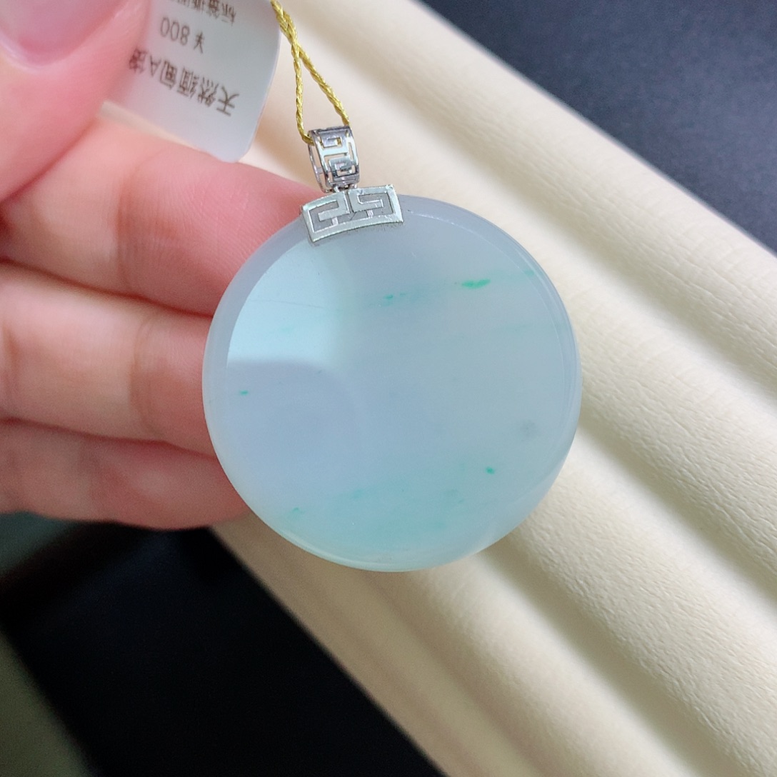 晚***·翡翠18K金镶嵌颈饰无事牌