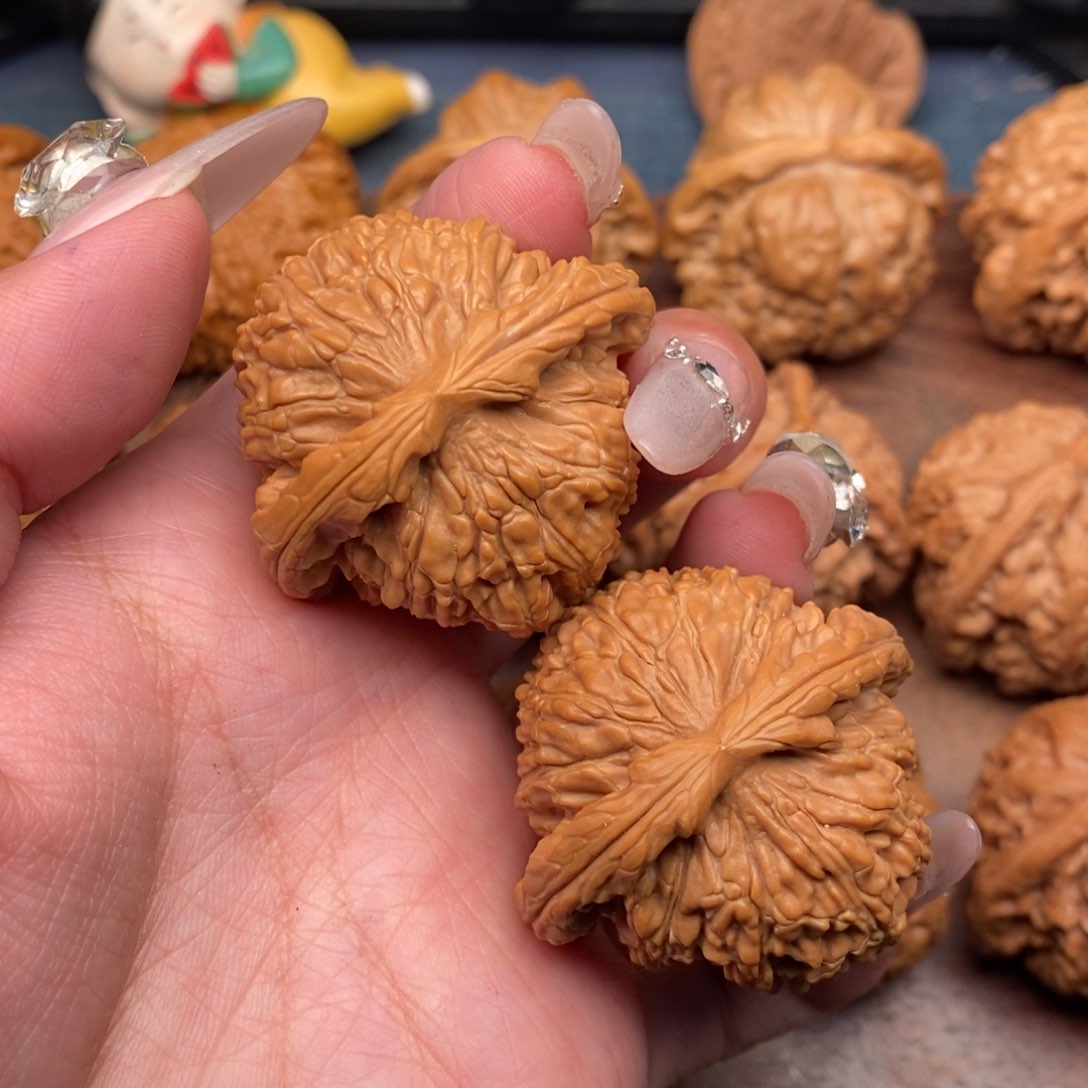 文玩核桃吊坠红皮白狮子40.5