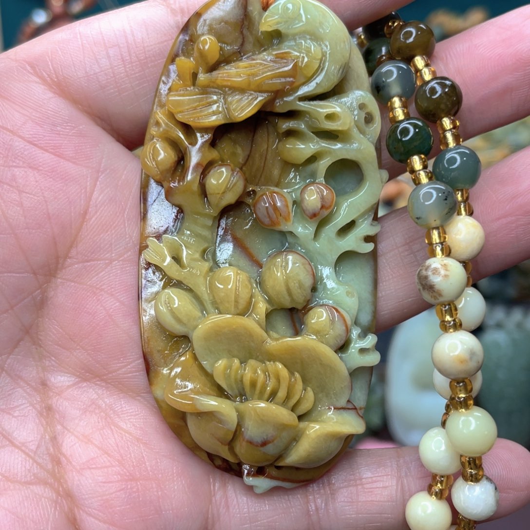 蛇纹石玉颈饰未镶嵌