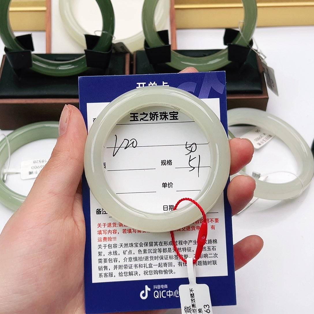 和田玉手镯未镶嵌