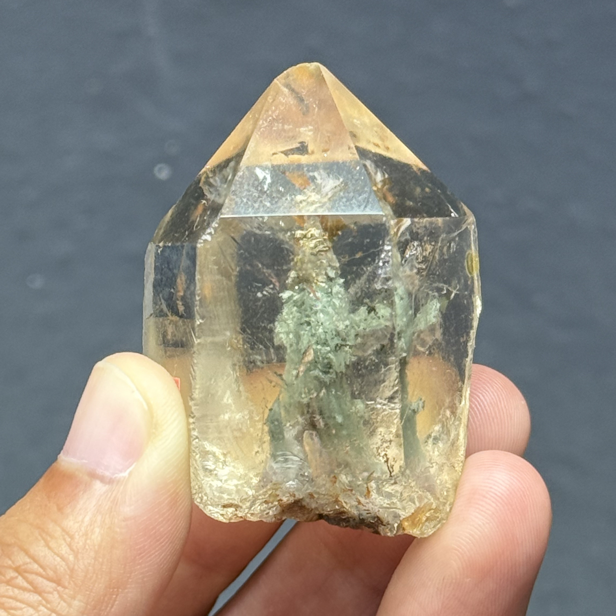 天然马岛绿幽灵原石