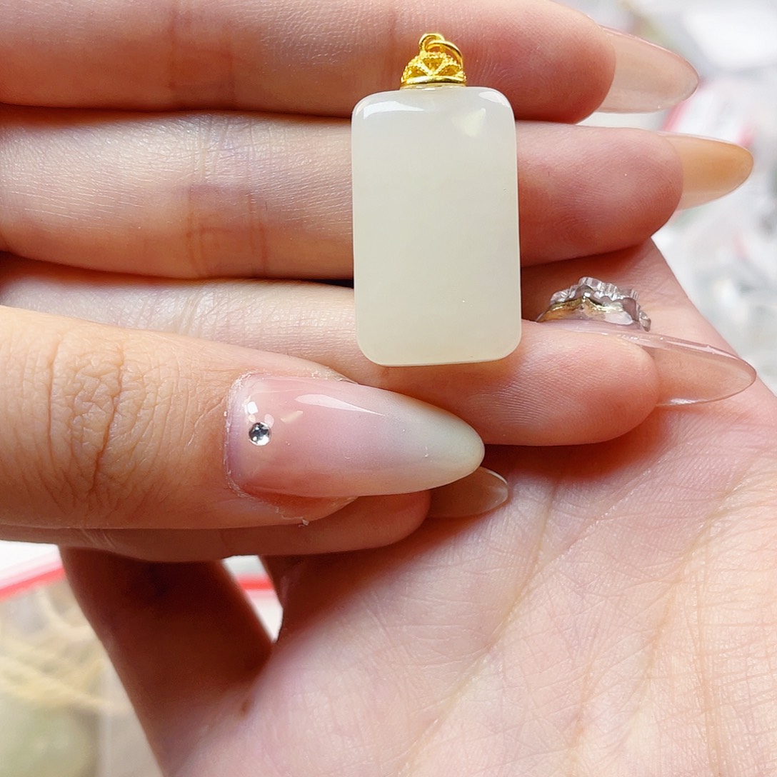 向****和田玉未镶嵌吊坠(赠链)