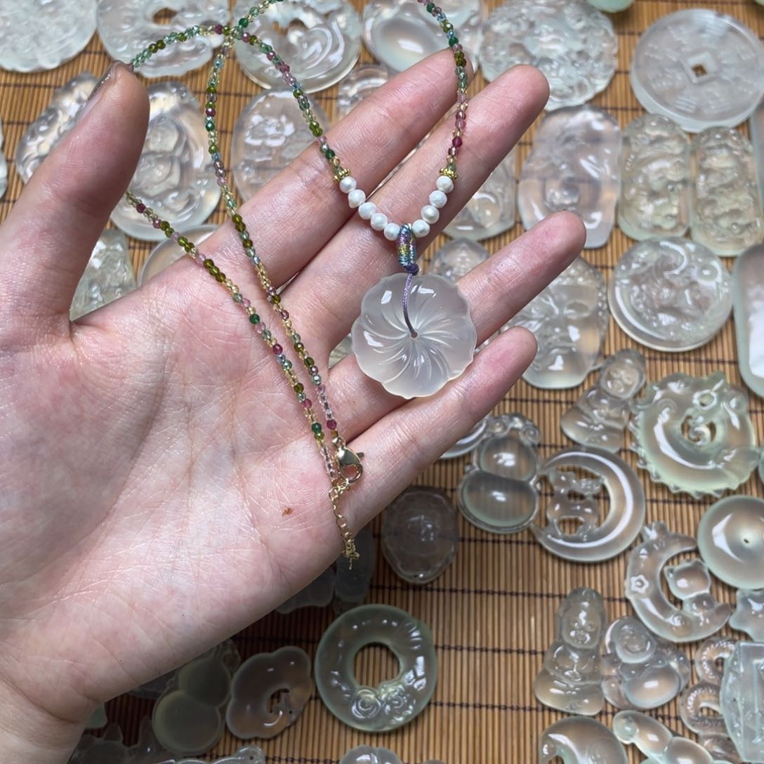 蛇纹石玉未镶嵌颈饰萌*