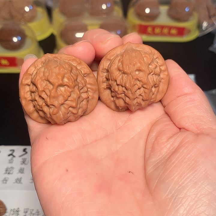 文玩核桃吊坠3.77尺瓷娃娃