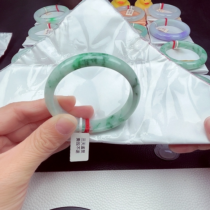 粘***包翡翠未镶嵌手镯天然缅甸翡翠