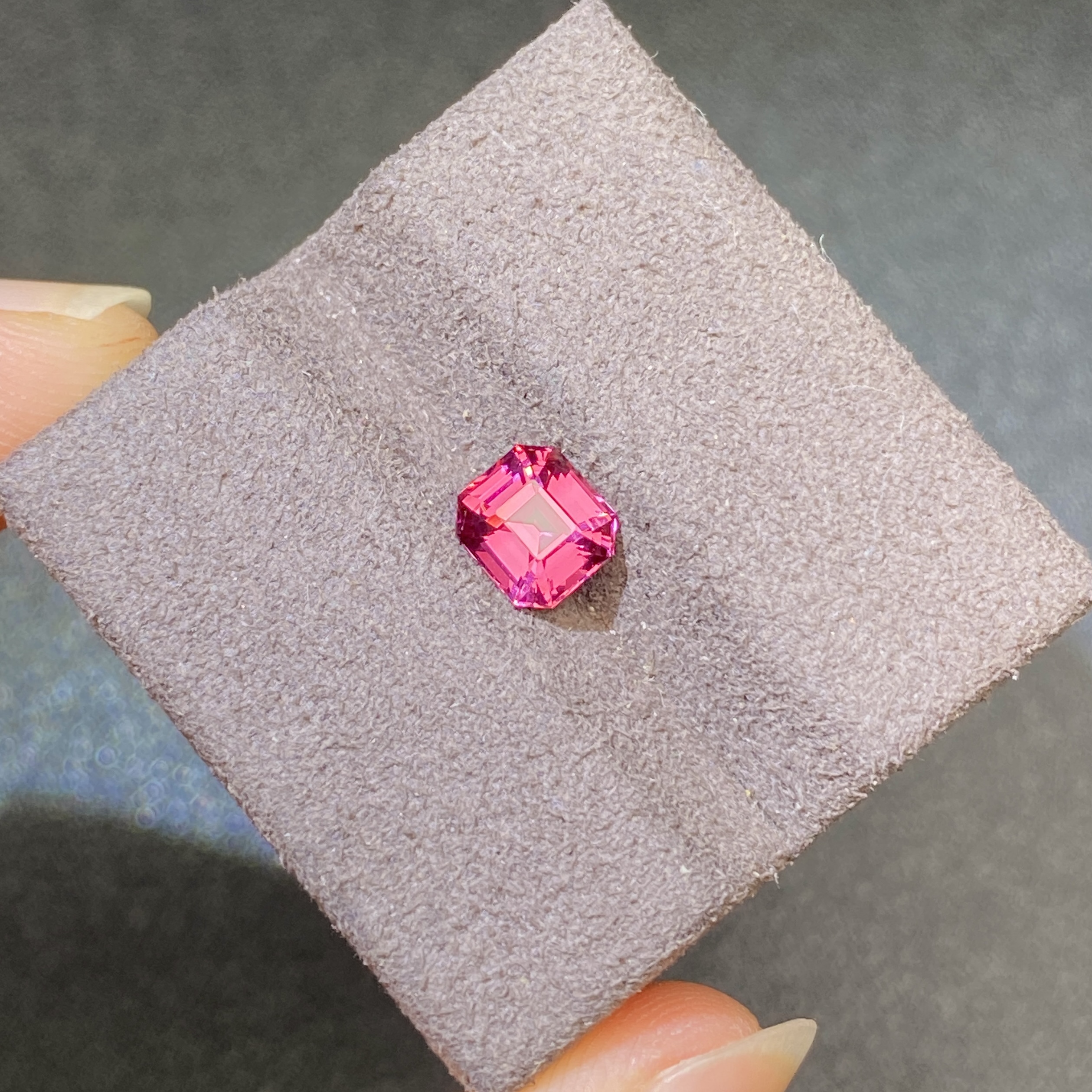 25L004 马亨盖尖晶宝石（Vibrant Pink）1.04克拉
