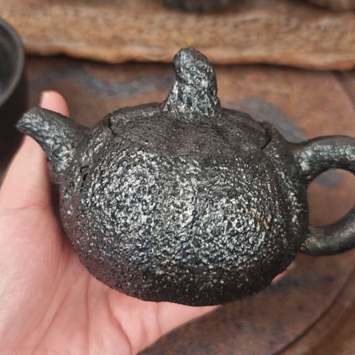 荥经黑砂窑变南瓜壶