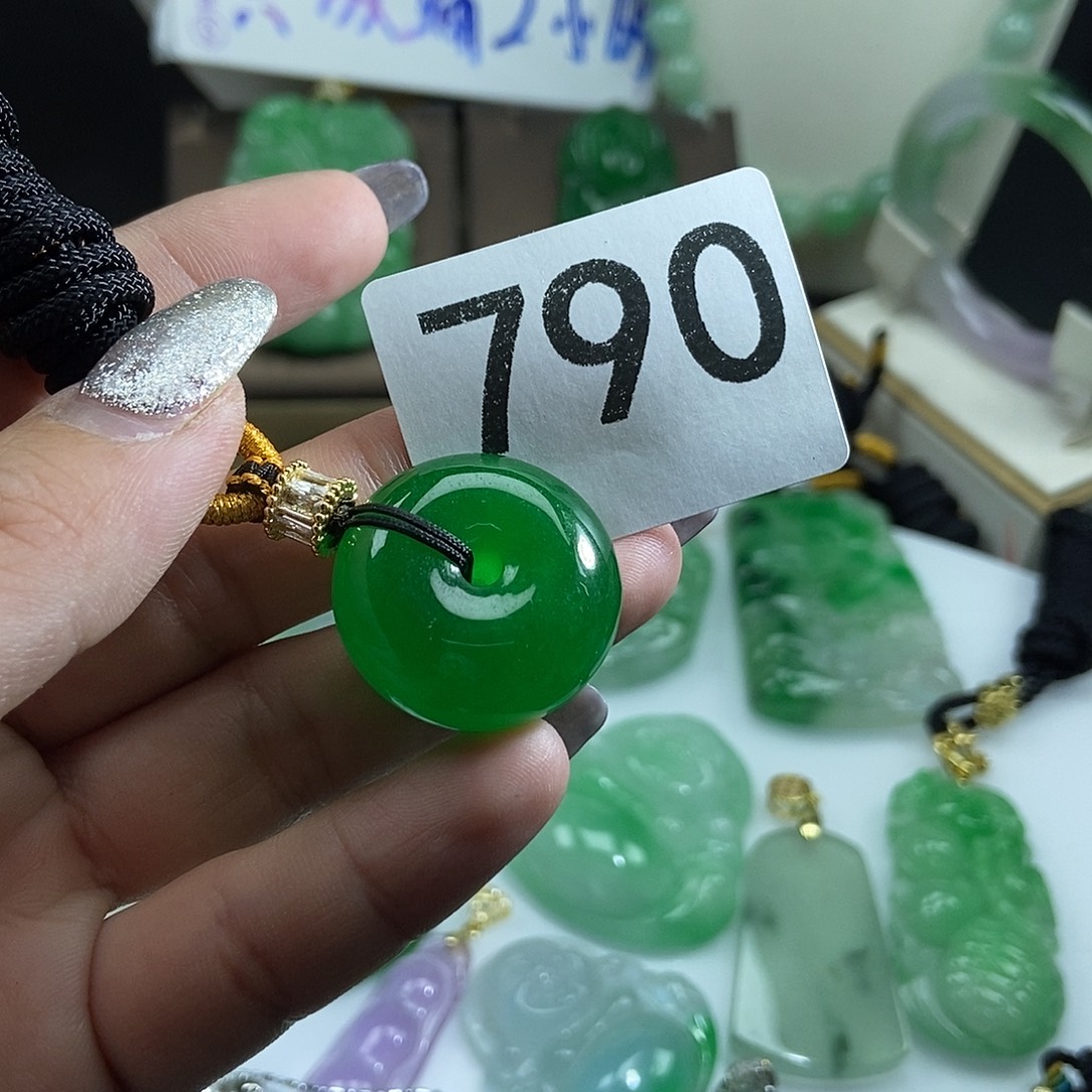 翡翠未镶嵌吊坠(赠链)