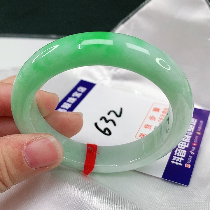 翡翠手镯未镶嵌翡翠