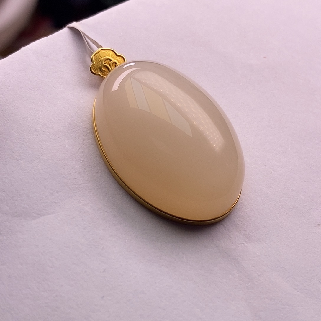 颈饰未镶嵌和田玉毕业级老坑料浓红粉金镶鸽子蛋