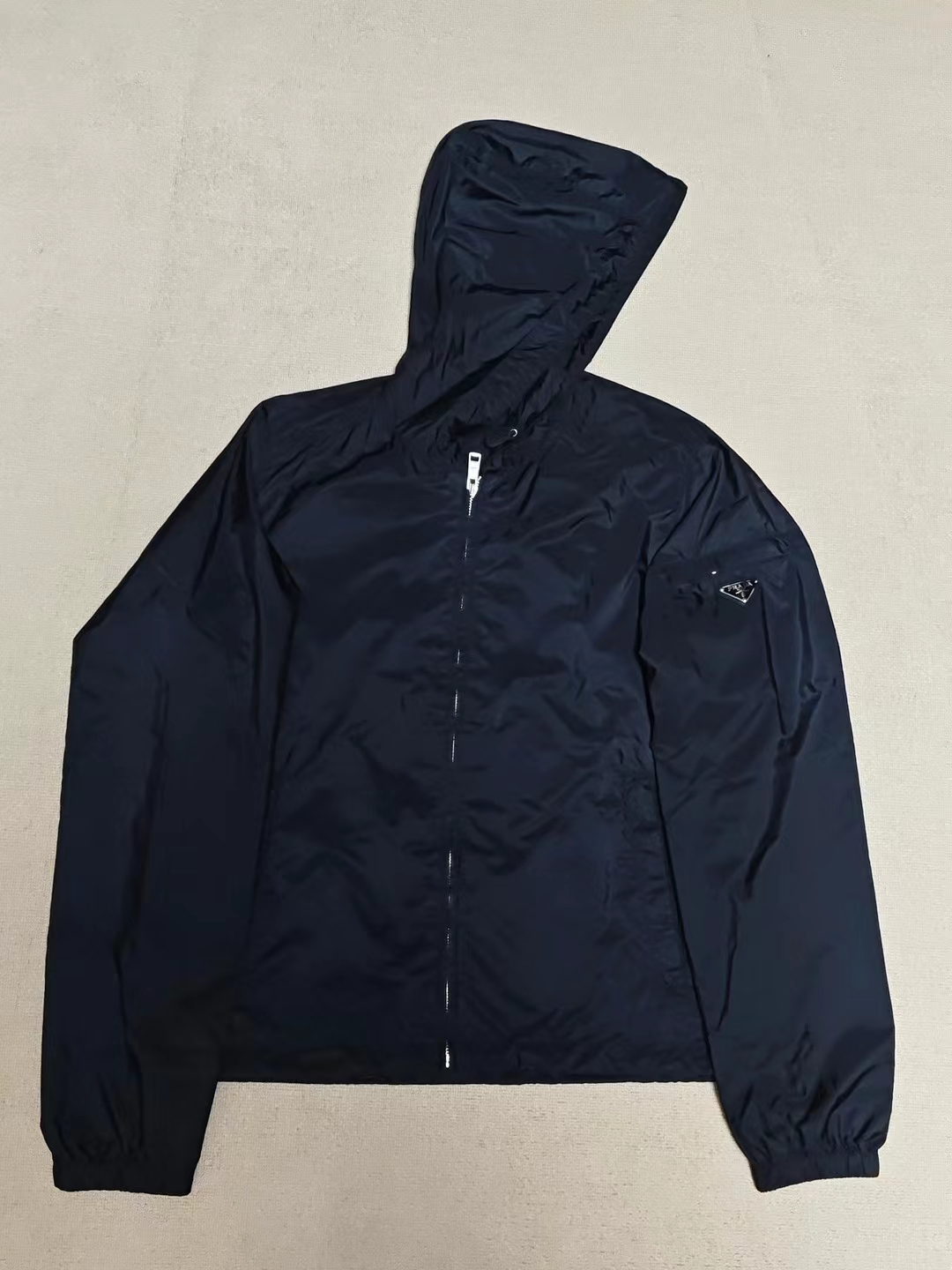 95新 Prada/普拉达 M码 98新 再生尼龙金属三角徽标连帽夹克外套