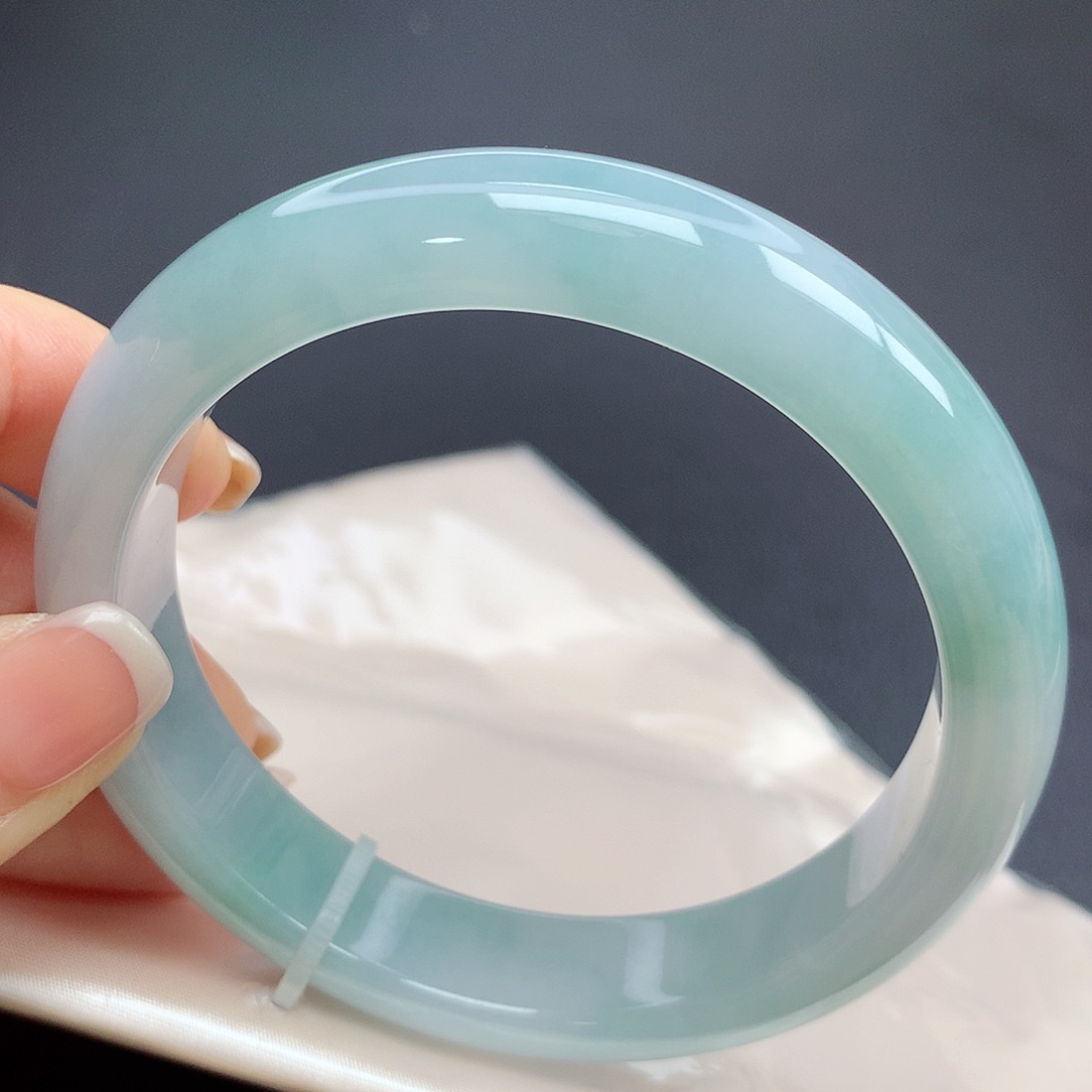 翡翠手镯未镶嵌61圈口