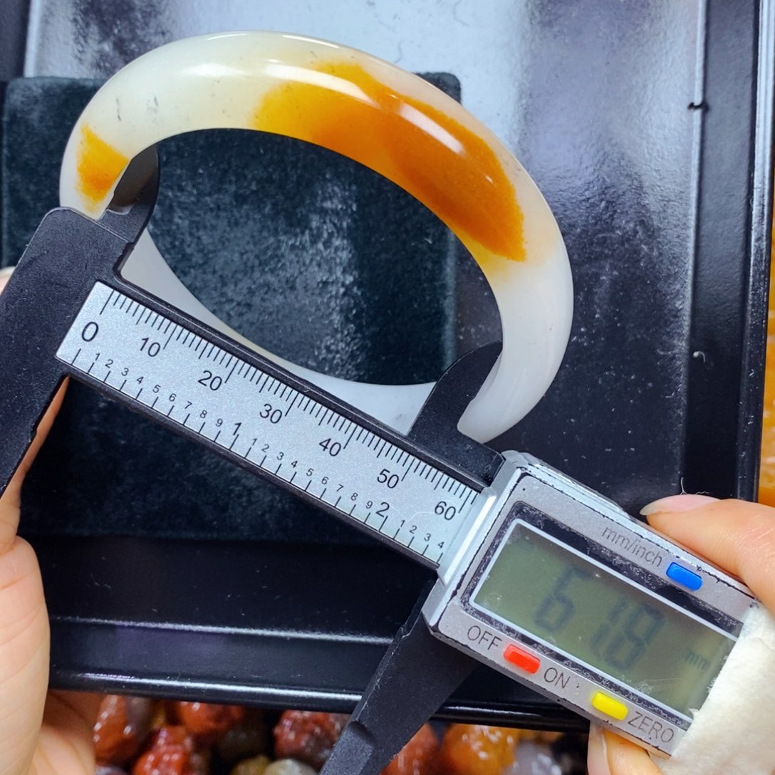 未镶嵌石英质玉（黄龙玉）颈饰