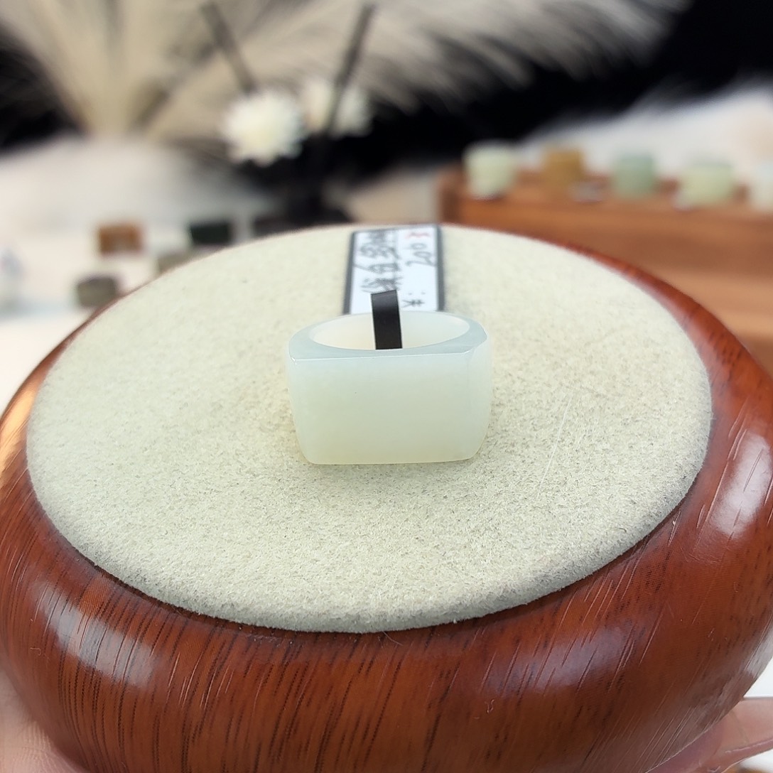 你***啦和田玉未镶嵌戒指i49俄白马鞍16.3mm