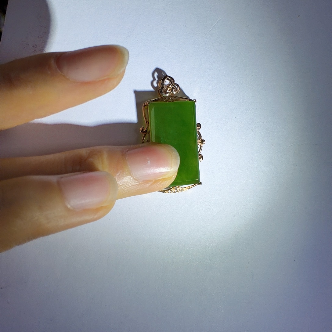 颈饰18K金镶嵌和田玉（碧玉）