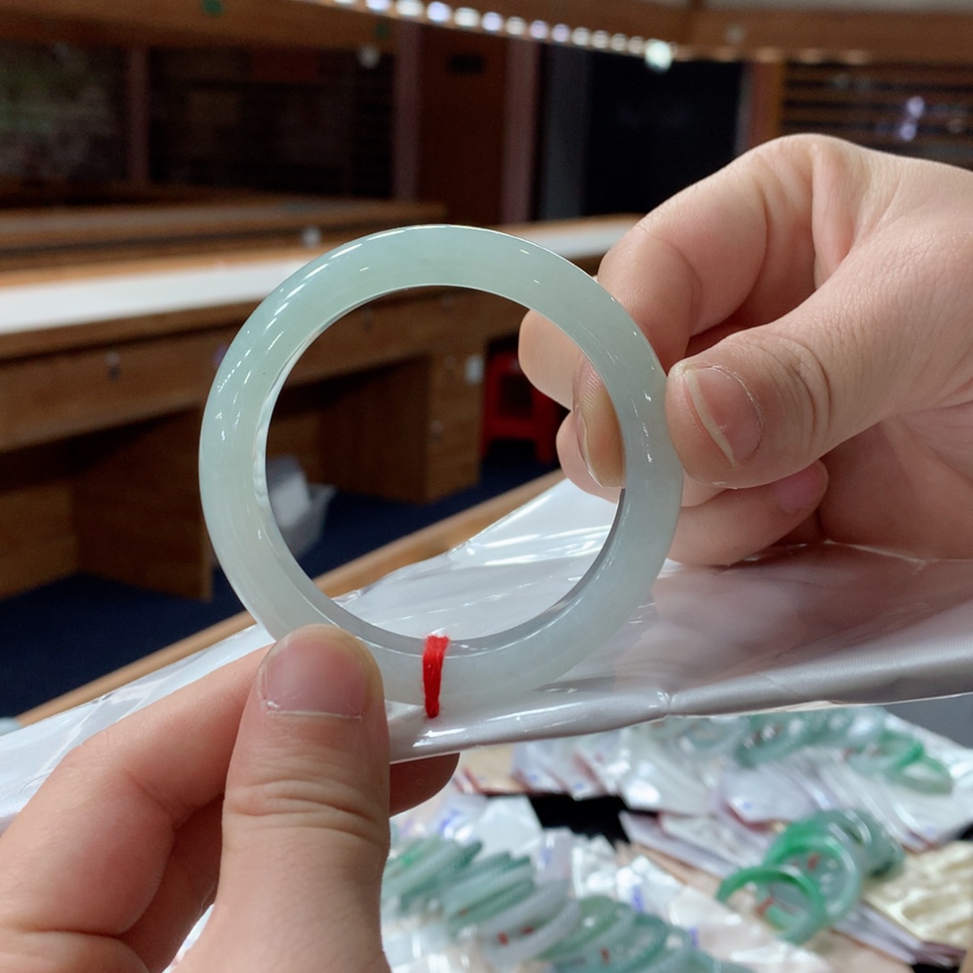 翡翠手镯未镶嵌阿***兰买断