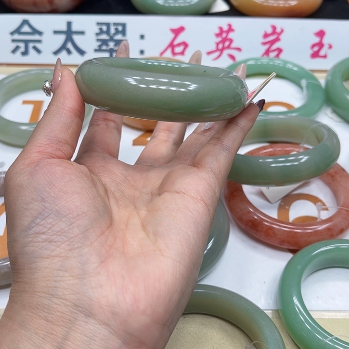 未镶嵌手镯石英质玉汤*