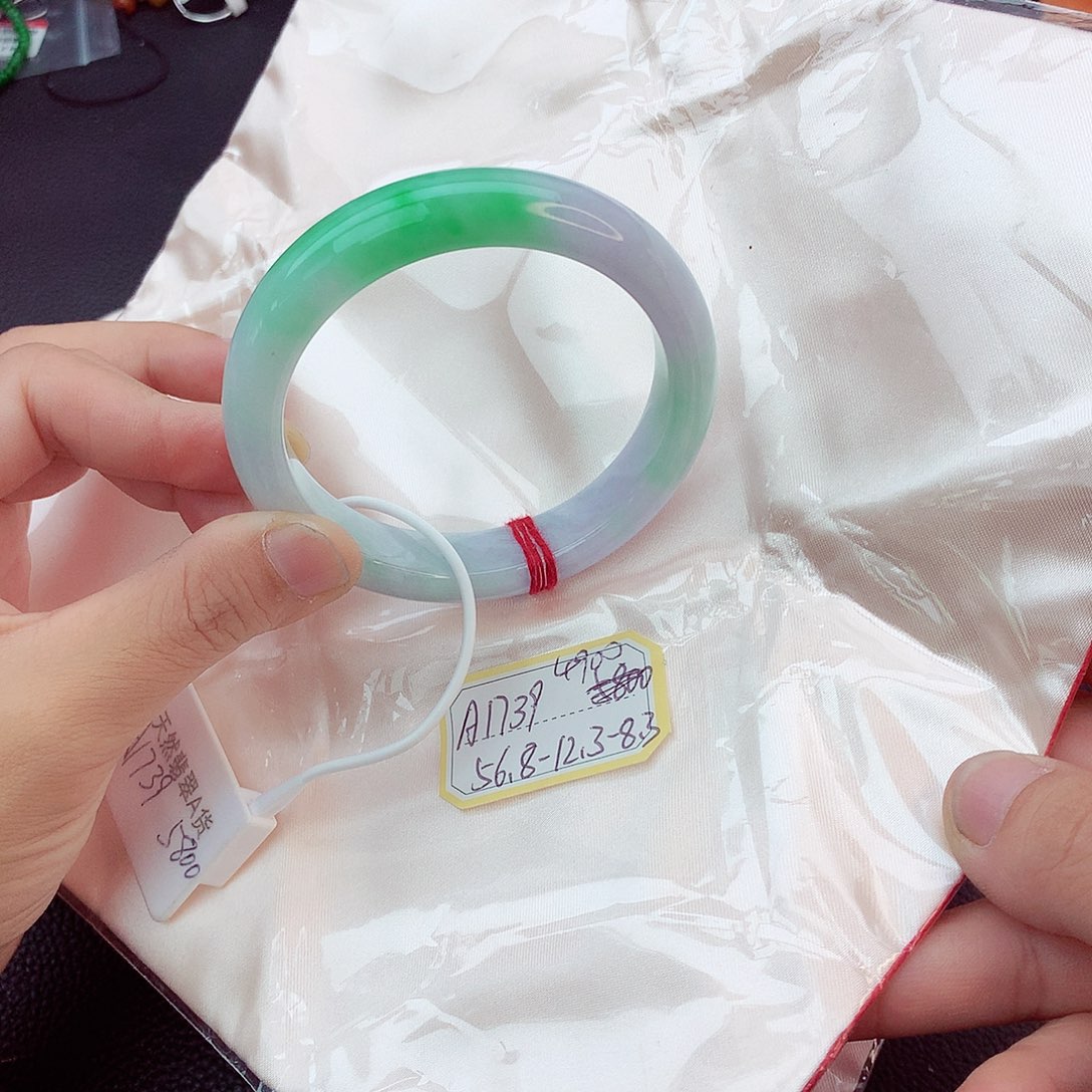 翡翠手镯未镶嵌翡翠