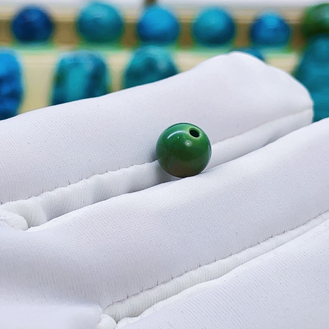 岗***讲绿松石未镶嵌颈饰