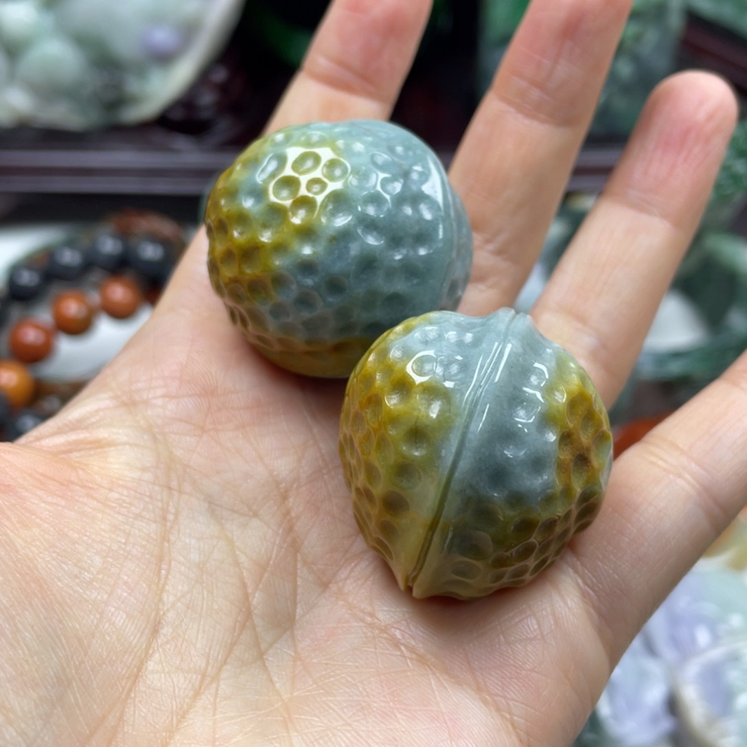 紫***雨翡翠未镶嵌颈饰牌子