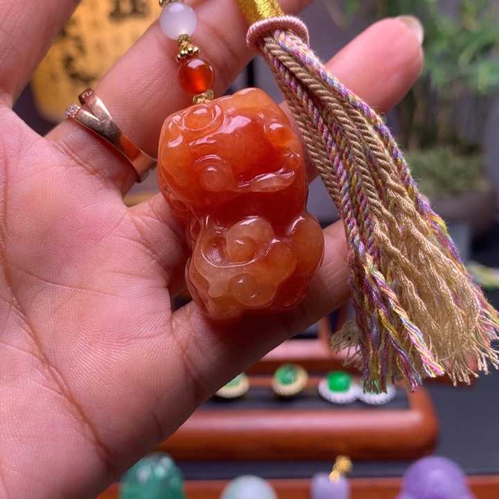 翡翠未镶嵌吊坠(赠链)