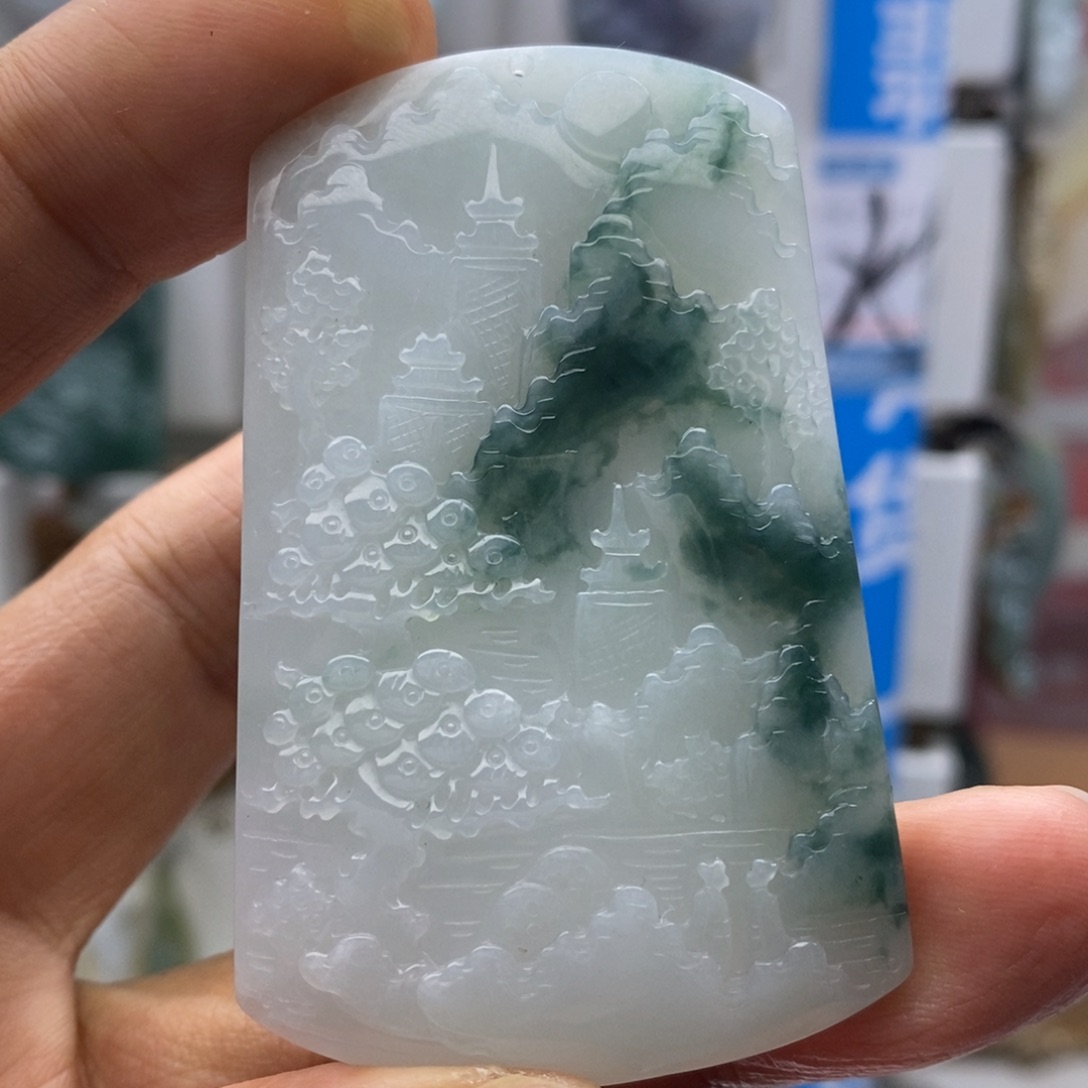 翡翠颈饰未镶嵌山水